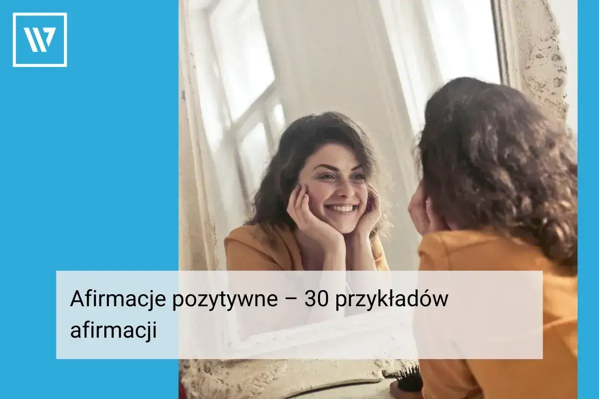 Uśmiechnięta kobieta patrzy w lustro, ćwicząc pozytywną **afirmację** dla lepszego samopoczucia.