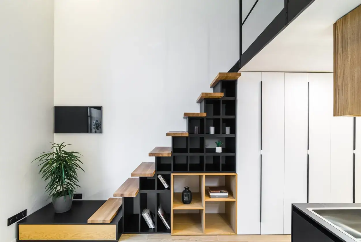 Moderne Treppe mit integrierten Regalen. Tolle unter offener treppe ideen f&uuml;r Stauraum und Dekoration.