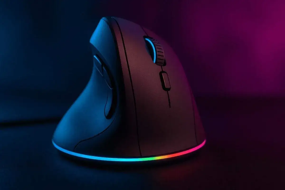 Souris ergonomique verticale, éclairée par des LED bleues et roses. Le choix idéal pour le confort.