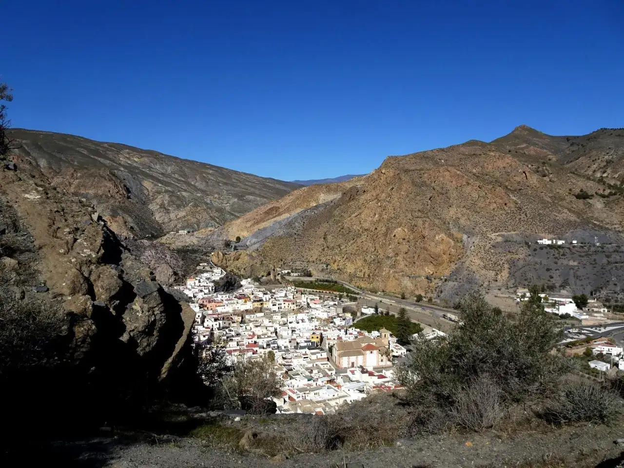 Vista panor&aacute;mica de Alboloduy, un pueblo blanco en un valle rodeado de monta&ntilde;as &aacute;ridas. Descubre qu&eacute; ver en Alboloduy.