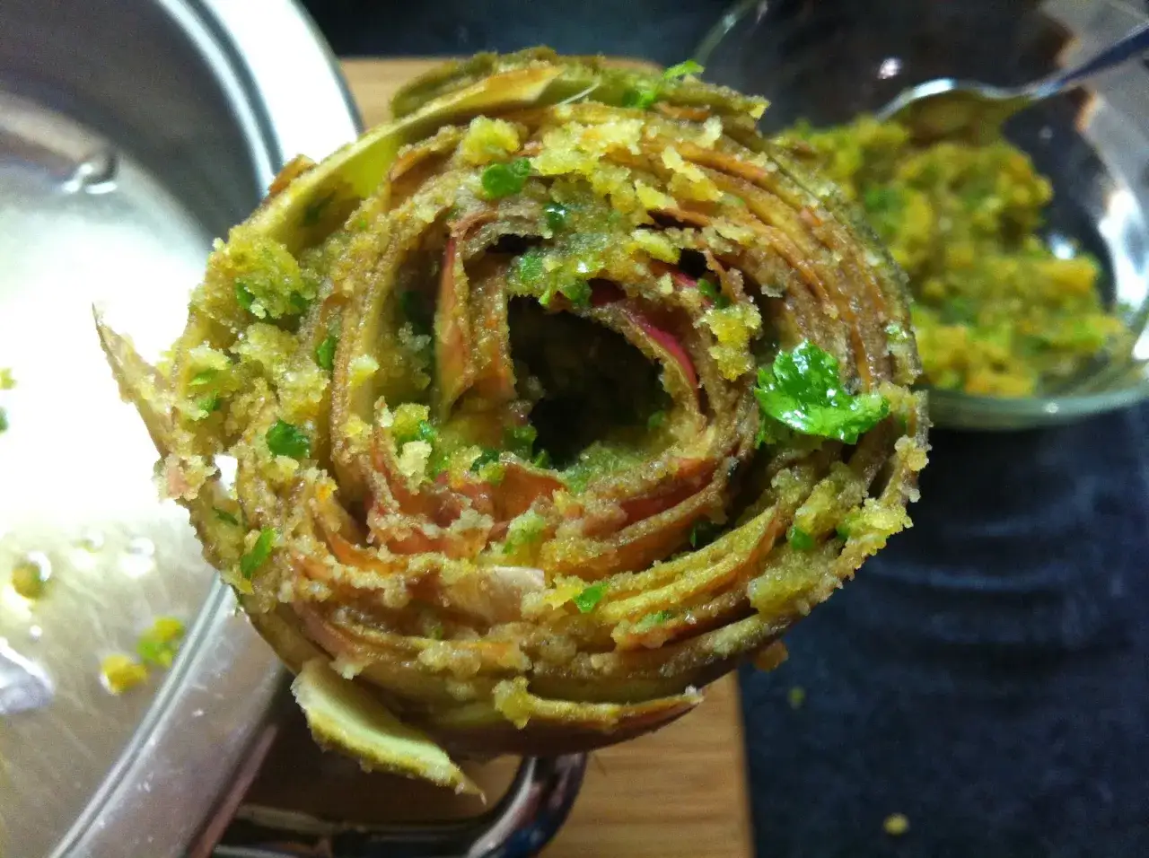 Carciofi alla romana pronti per essere gustati, con il loro ripieno aromatico e le foglie croccanti.