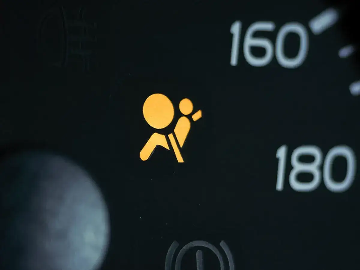 Voyant airbag allum&eacute; sur le tableau de bord, signalant un probl&egrave;me potentiel avec le syst&egrave;me de s&eacute;curit&eacute;.