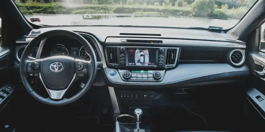 Toyota RAV4 Hybrid w ruchu miejskim