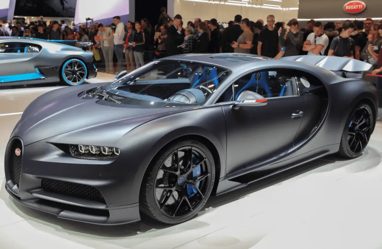 Bugatti Chiron Super Sport 300+ in mattgrau mit blauen Akzenten und blauen Bremss&auml;tteln. Ein Blickfang auf der Messe.