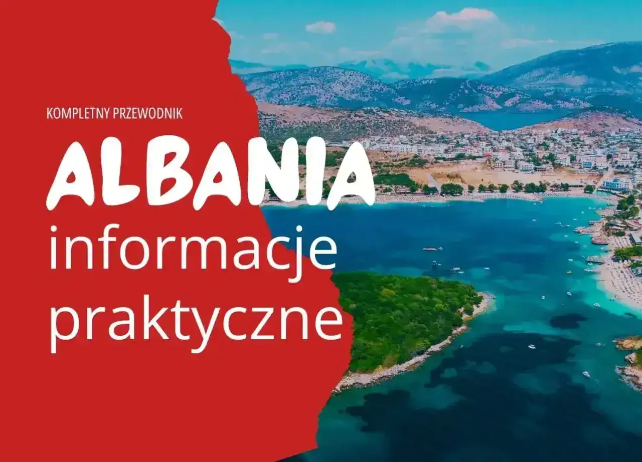 Albania: kompletny przewodnik. Dowód czy paszport? Piękna zatoka z łodziami i miastem w tle.