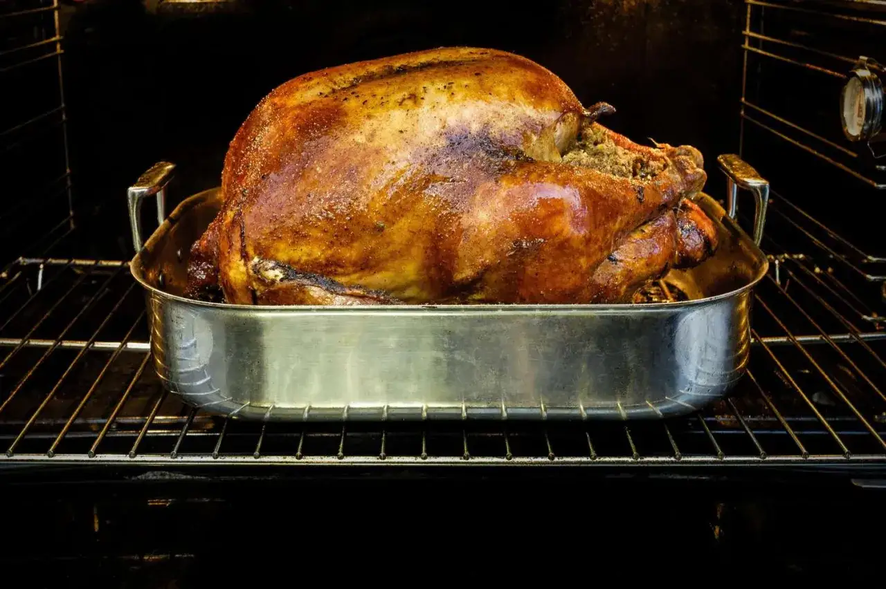 Un jugoso solomillo de pavo al horno, dorado y listo para servir, descansa en su bandeja met&aacute;lica dentro del horno.