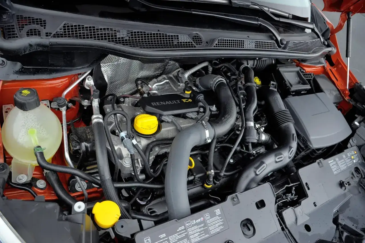Silnik Renault 1.2 TCe 130. Choć jego awaryjność bywa tematem dyskusji, wygląda na zadbany.