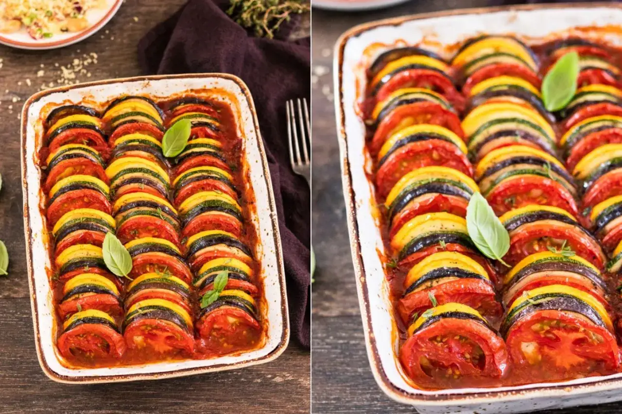 Ein bunter auberginen tomaten auflauf, geschichtet mit Zucchini und Tomaten, garniert mit Basilikum.