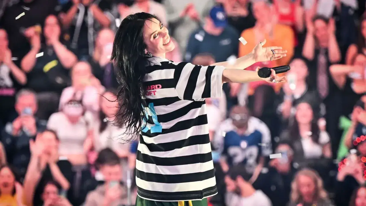 Billie Eilish glädjer sin publik i Sverige, med konfetti som faller under en energisk konsert.
