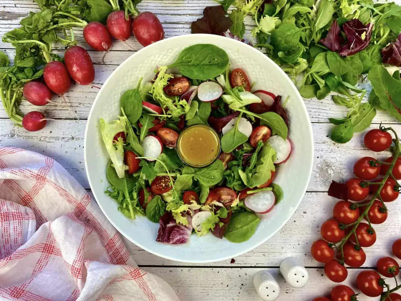 Frischer Salat mit Radieschen und Tomaten, verfeinert mit einem k&ouml;stlichen honig senf dressing.