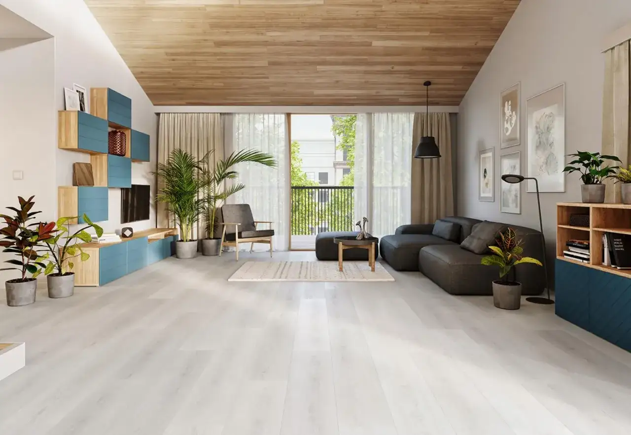 Soggiorno moderno con pavimenti spc, cosa sono? Legno chiaro, divano grigio, mobili blu e piante verdi.