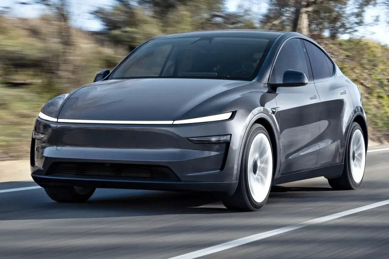 Szary Tesla Model Y w ruchu. Sprawdź aktualną tesla model y cena i dowiedz się więcej o tym elektrycznym SUV-ie.
