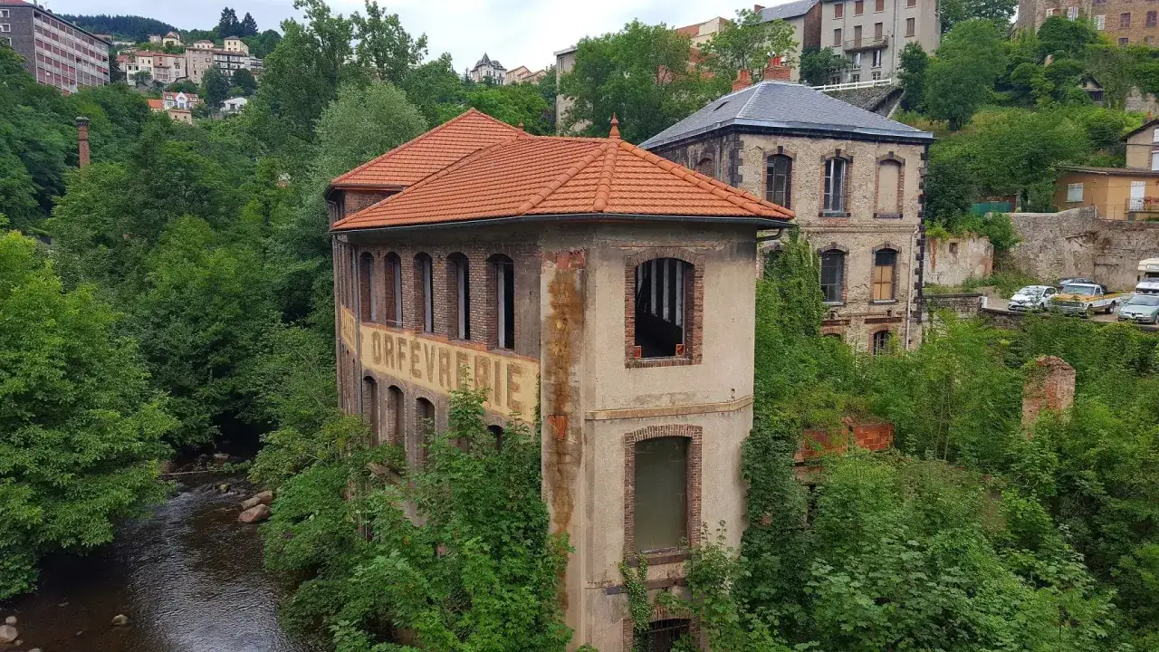 Ancienne orf&egrave;vrerie envahie par la v&eacute;g&eacute;tation, un site d'urbex pr&egrave;s du Puy-de-D&ocirc;me.