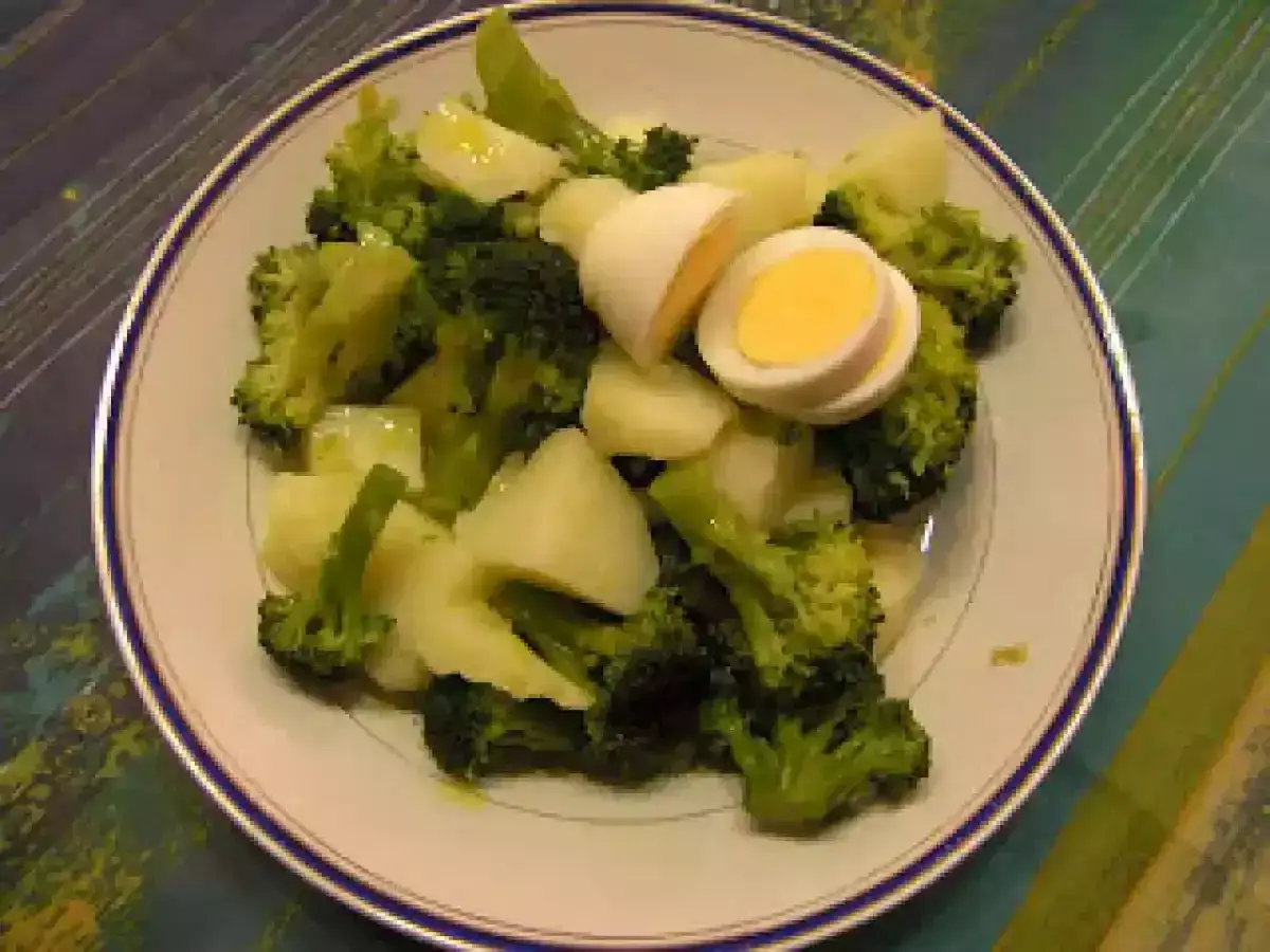 Plato de brócoli con patatas y huevo cocido. Una comida saludable y sencilla.
