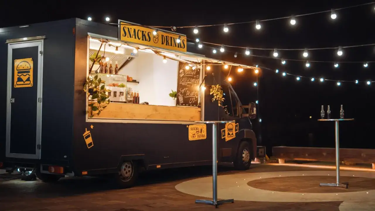 Ciemny food truck 