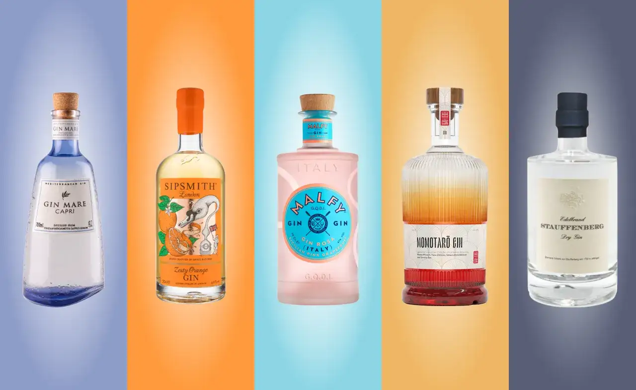 F&uuml;nf Flaschen Gin, bereit, um sie kalt zu stellen: Gin Mare, Sipsmith Zesty Orange, Malfy Gin Rosa, Momotaro Gin und Stauffenberg Dry Gin.