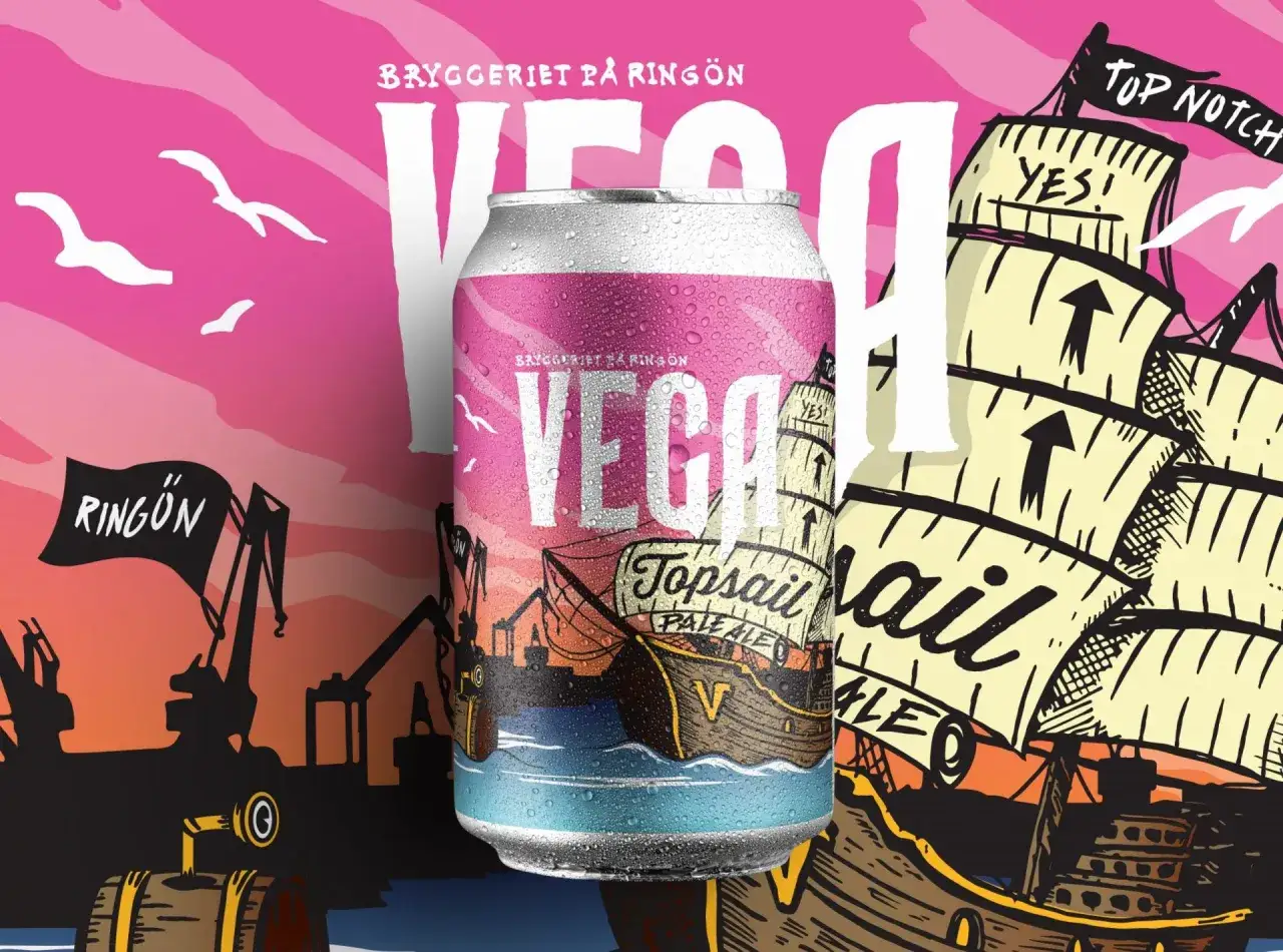 En burk från Vega Bryggeri med en segelbåt och hamnmotiv. En hyllning till Ringön och