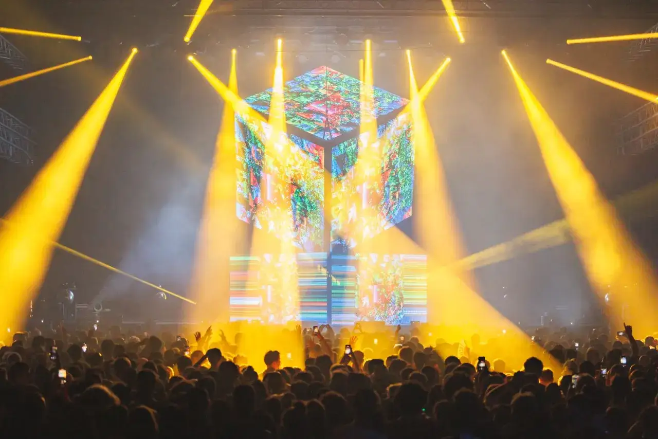 Un palco illuminato da fasci gialli, un cubo olografico e una folla in delirio: un'esperienza indimenticabile di Aphex Twin Italia.