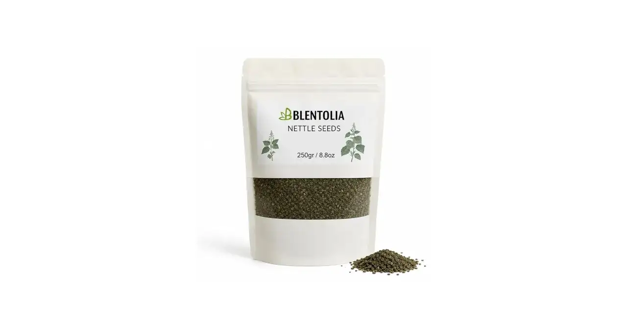 Pouch of nettle seeds (250g). A small pile of seeds lies next to it, hinting at the correct brennesselsamen dosierung for health benefits.