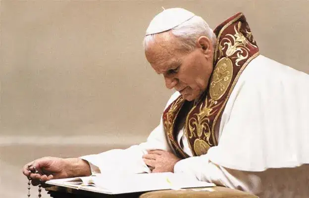 Jan Paweł II z r&oacute;żańcem