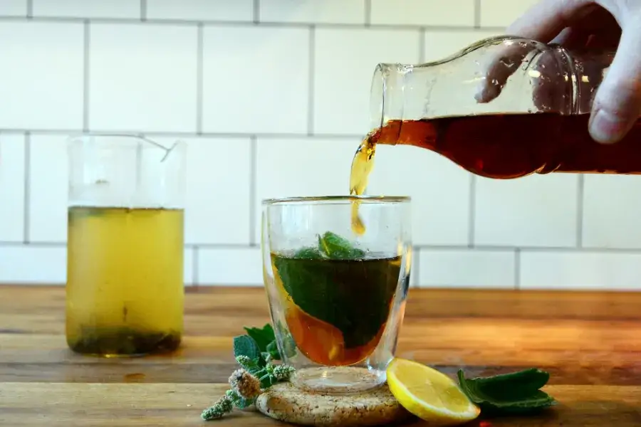 herbata cold brew z owocami, szklanka z herbatą i cytrusami