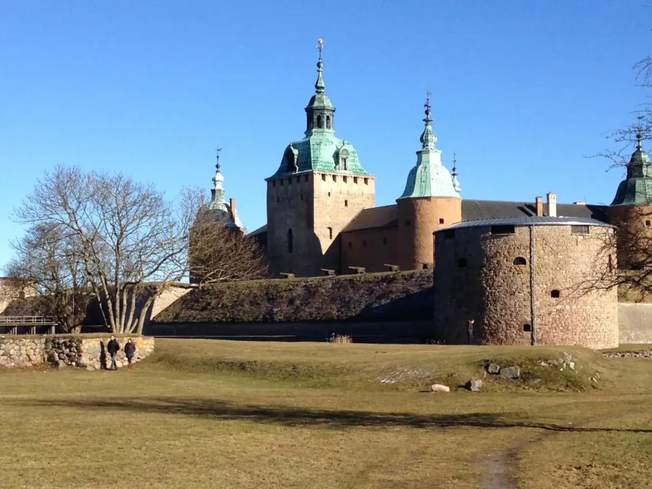 Imponerande borg med gröna torn, som en påminnelse om medeltiden år. En stenmur och kanoner vittnar om dess historia.