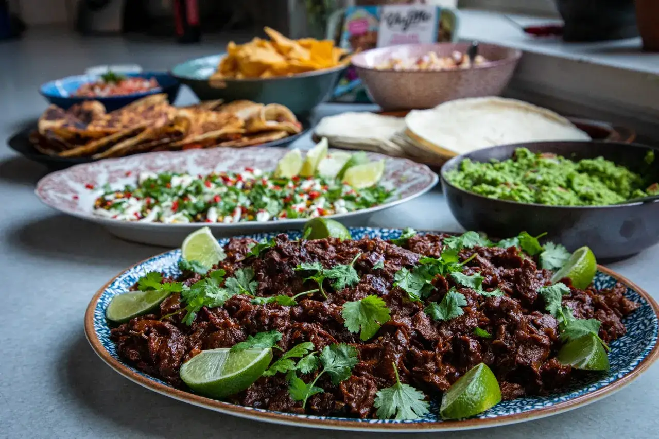 En h&auml;rlig buff&eacute; med mexikansk mat: pulled meat, guacamole, salsa, tortillachips och f&auml;rska tortillas.