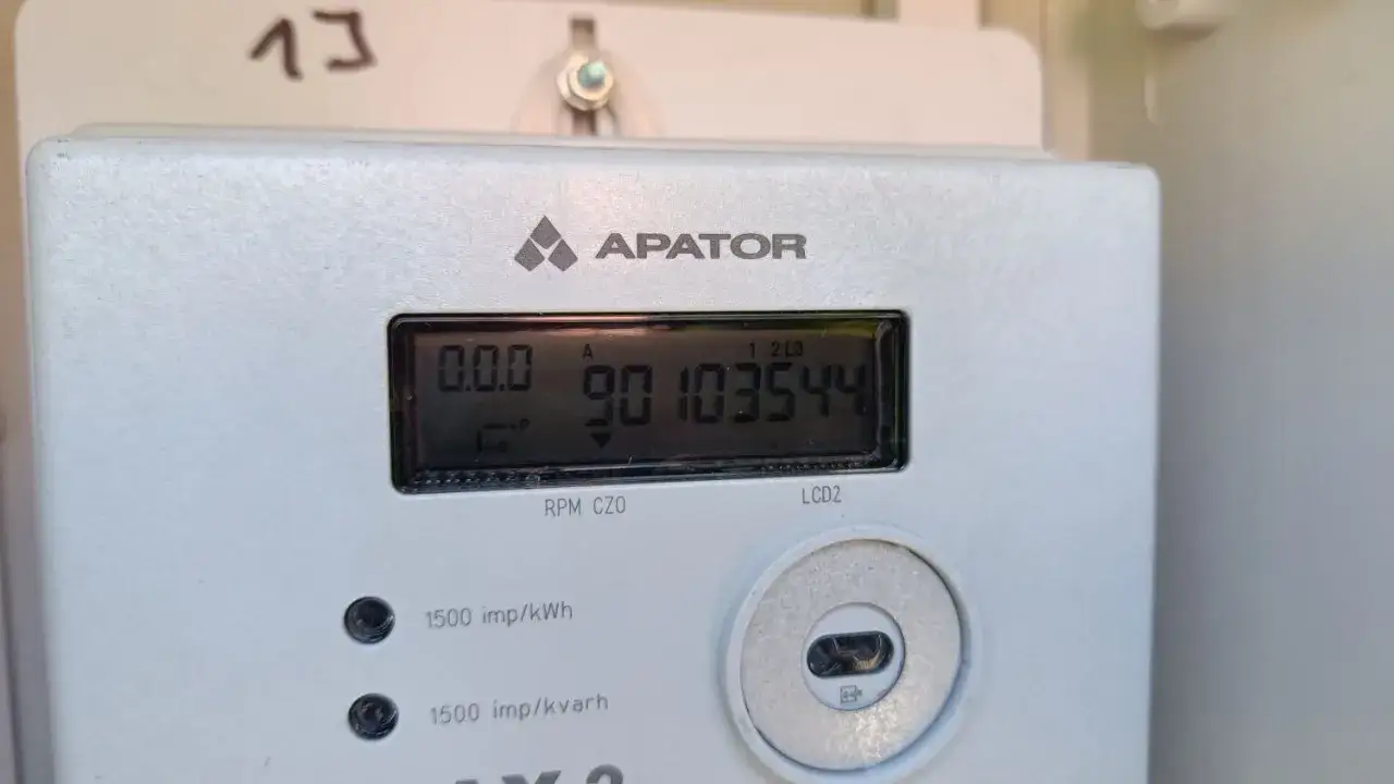 Cyfrowy licznik energii elektrycznej APATOR pokazuje stan 90103544. Tak podasz stan licznika prądu.