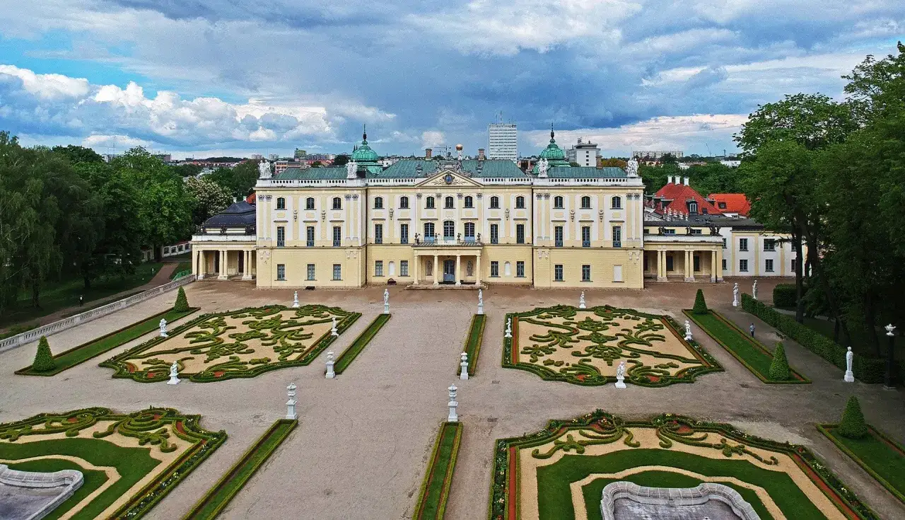 Pałac Branickich w Białymstoku, przykład wspaniałej architektury barokowej, z geometrycznymi ogrodami i rzeźbami.