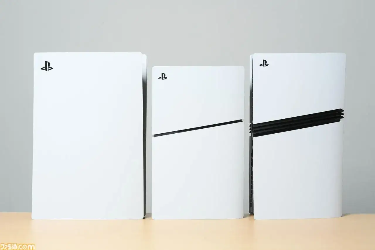Trzy białe konsole PlayStation, w tym potencjalny ps5 pro, stoją obok siebie.