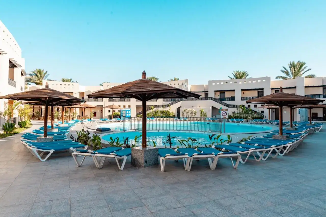 Basen i leżaki w Blend Club Aqua Resort. Opinie gości często podkreślają relaksującą atmosferę tego miejsca.