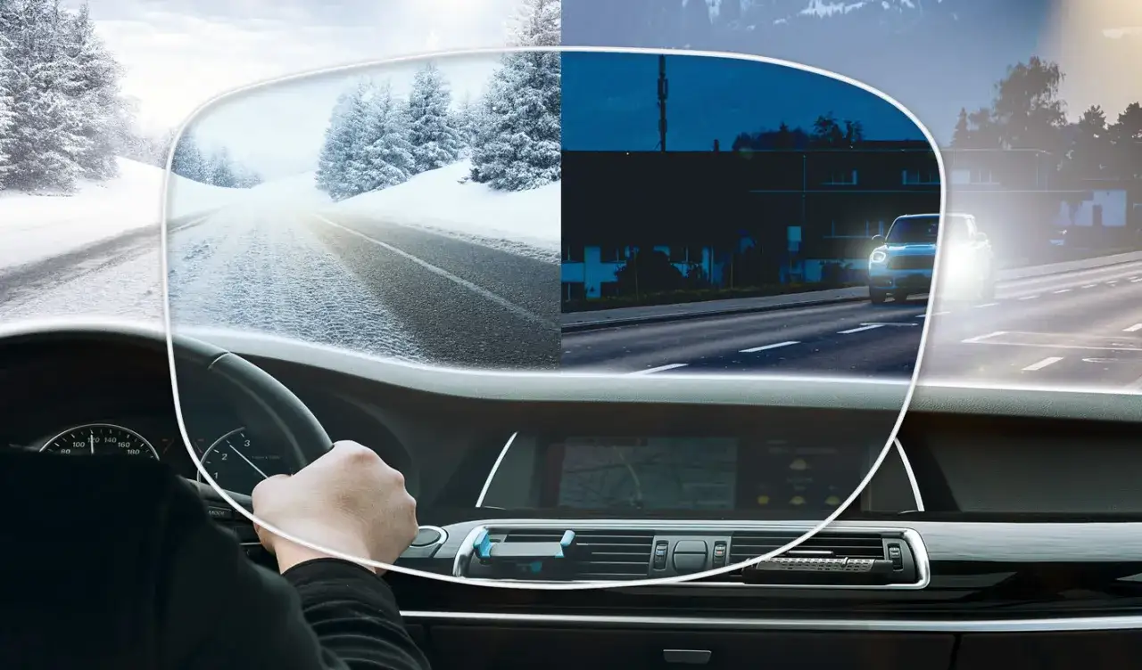 Fahrer mit Brille sieht verschneite Stra&szlig;e und Nachtfahrt. Sicheres Autofahren bei jedem Wetter.