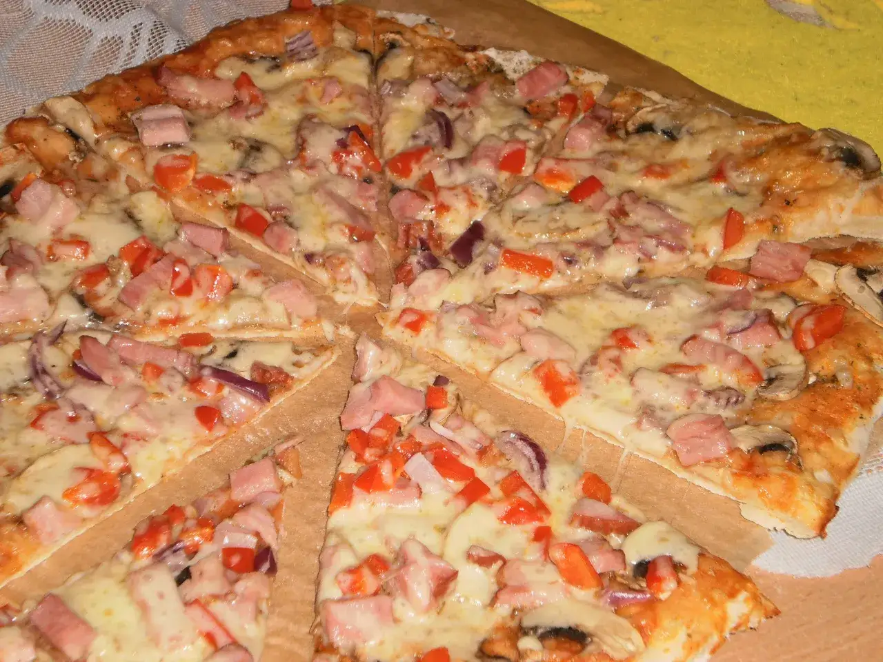 pizza z sieciówki duża ilość sera