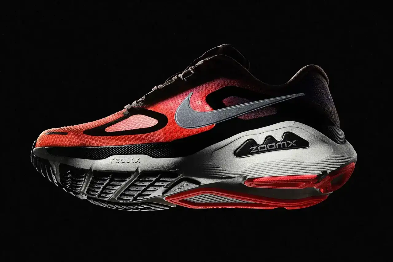 Czerwono-szary but Nike z technologią ZoomX i React, jeden z najpopularniejszych butów Nike, gotowy do biegu.