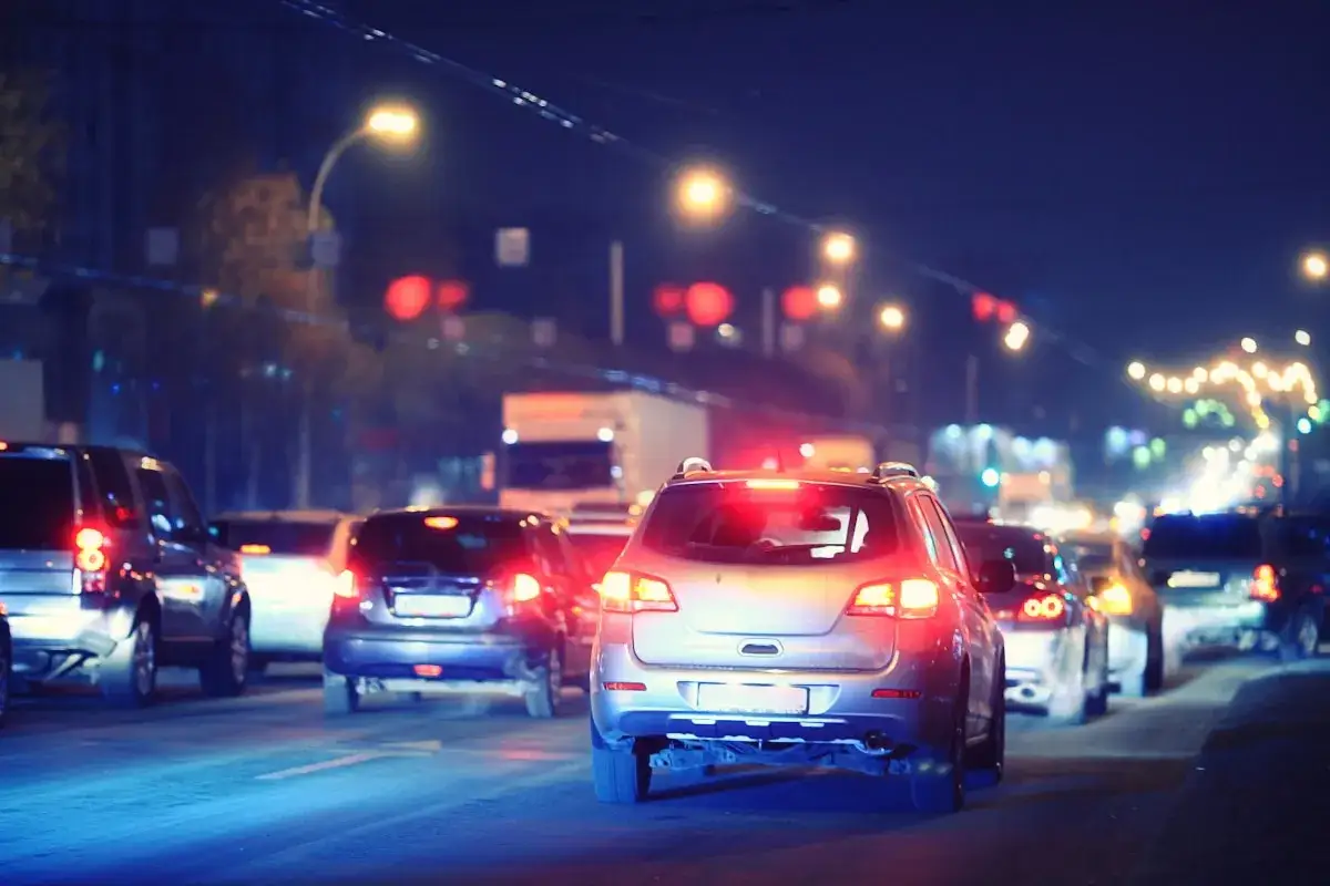 Autos im Nachtverkehr. Wenn das Bremslicht ihres Fahrzeugs funktioniert nicht, kann die Ursache eine defekte Glühbirne oder ein Problem mit der Bremslichtschaltung sein.