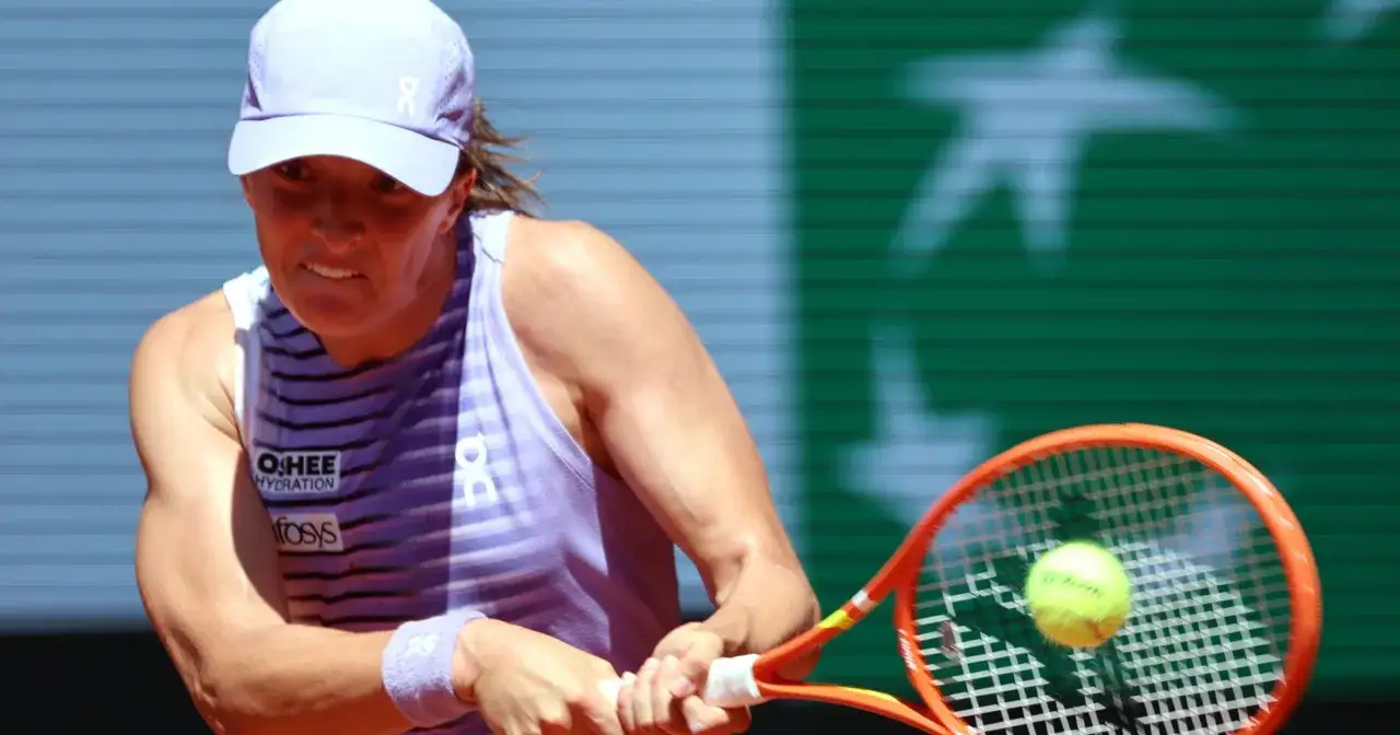Iga Świątek w akcji podczas meczu. Emocjonujący tenis na żywo, transmisja z jej gry.