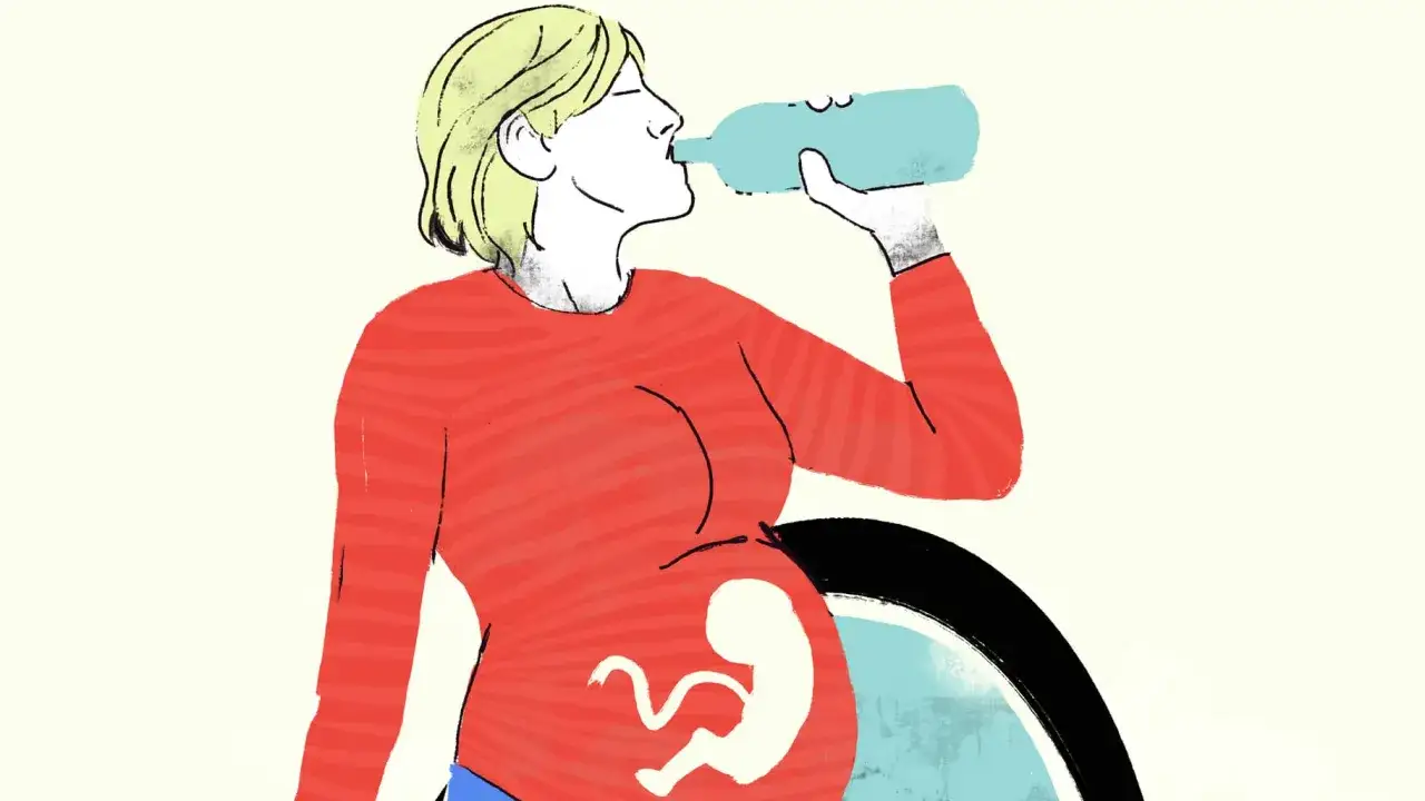 Frau trinkt aus Flasche, schwanger in den ersten 4 Wochen. Ein Baby-Symbol ist auf ihrem Bauch zu sehen.