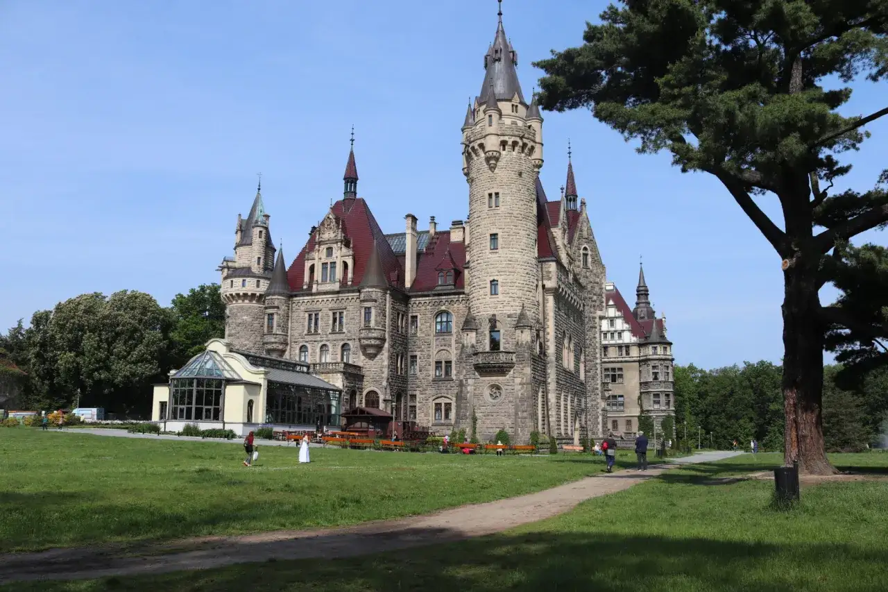Zamek Moszna, malowniczo położony wśród zieleni, zachwyca swoją architekturą.