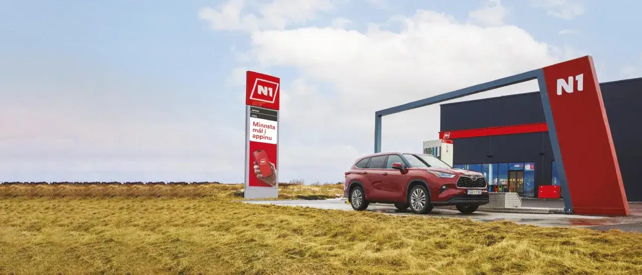 Czerwony SUV na islandzkiej stacji N1. Sprawdzanie ceny paliwa na Islandii może być łatwiejsze dzięki aplikacji.