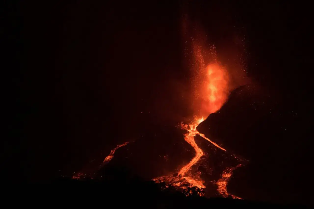 Erupcja wulkanu na La Palmie, płynąca lawa tworzy ogniste rzeki. Obraz przypomina o sile natury, która może wywołać tsunami.