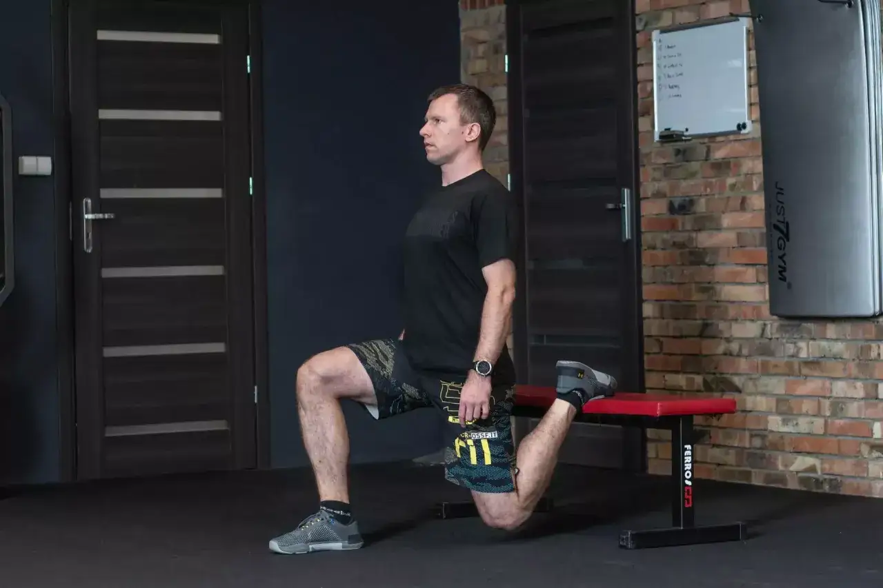 Osoba wykonująca Full Body Workout w domu