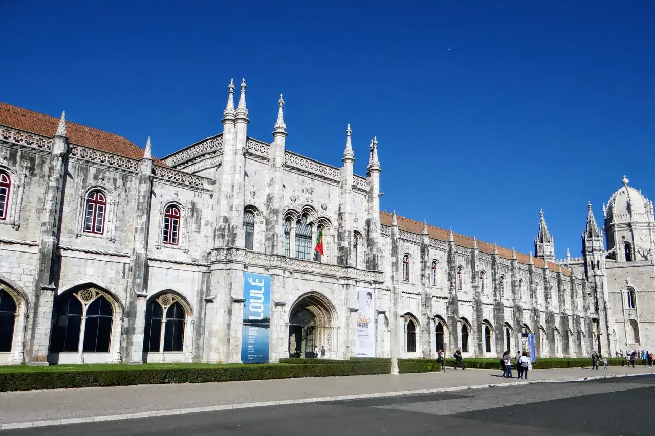 Das Hieronymuskloster, ein Wahrzeichen von Lissabon, mit seiner beeindruckenden Architektur und dem blauen Himmel.