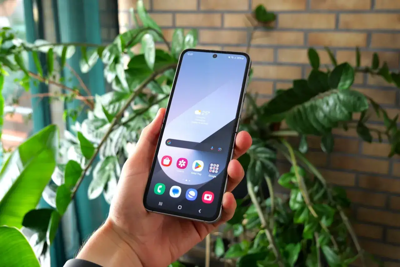 Dłoń trzyma smartfon Samsung z ikonami aplikacji. Dowiedz się, jak nagrać rozmowę telefoniczną na Samsungu, aby zachować ważne informacje.