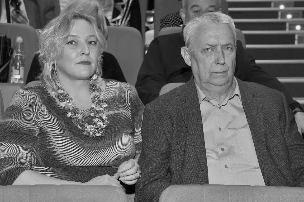 Joanna Kossowska, w towarzystwie starszego mężczyzny, siedzi w pierwszym rzędzie.