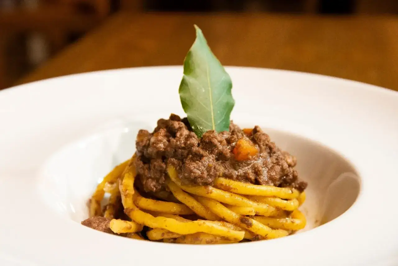 Pasta con ragù di carne, un classico da provare se ti chiedi cosa mangiare a Vicenza.
