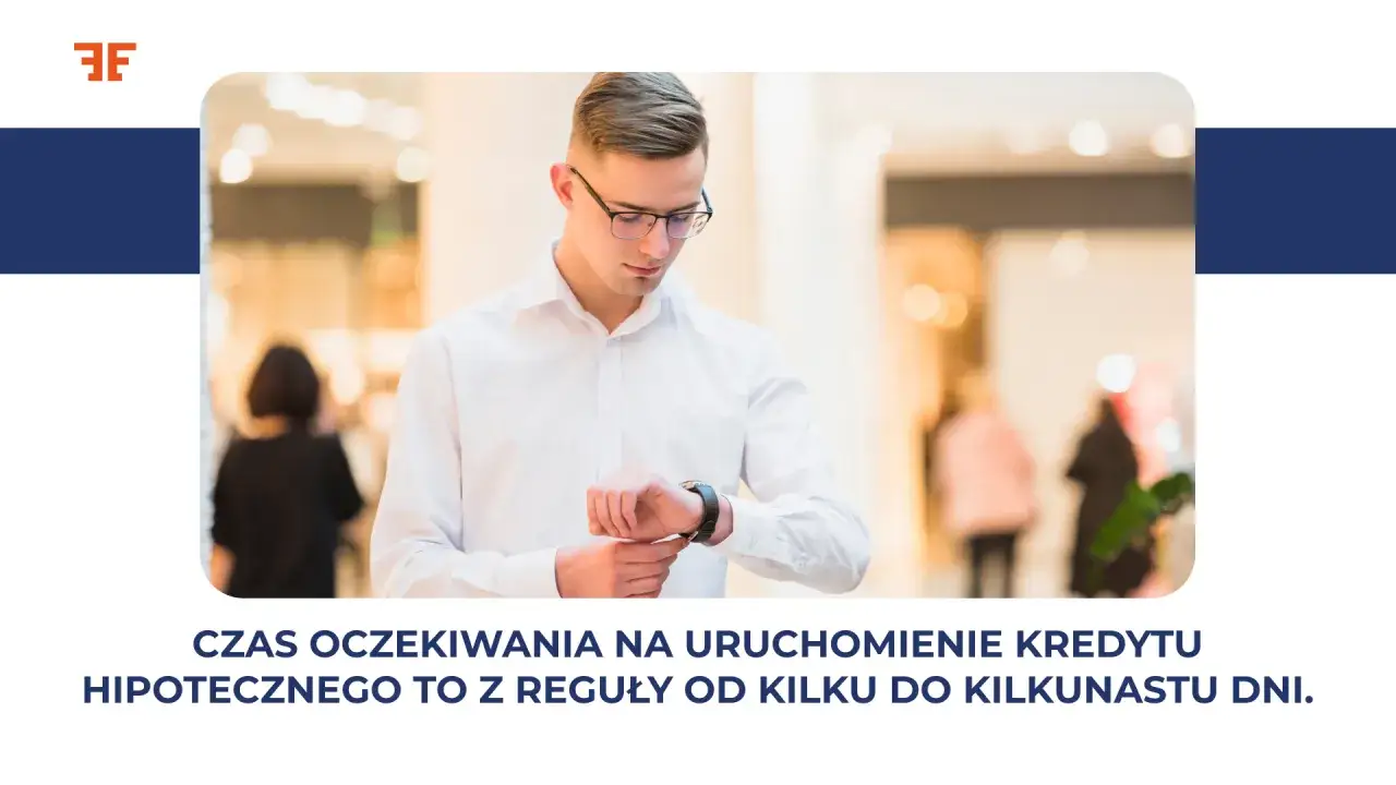 Młody mężczyzna w okularach sprawdza zegarek, czekając na uruchomienie kredytu. Podpisanie umowy kredytowej to pierwszy krok.