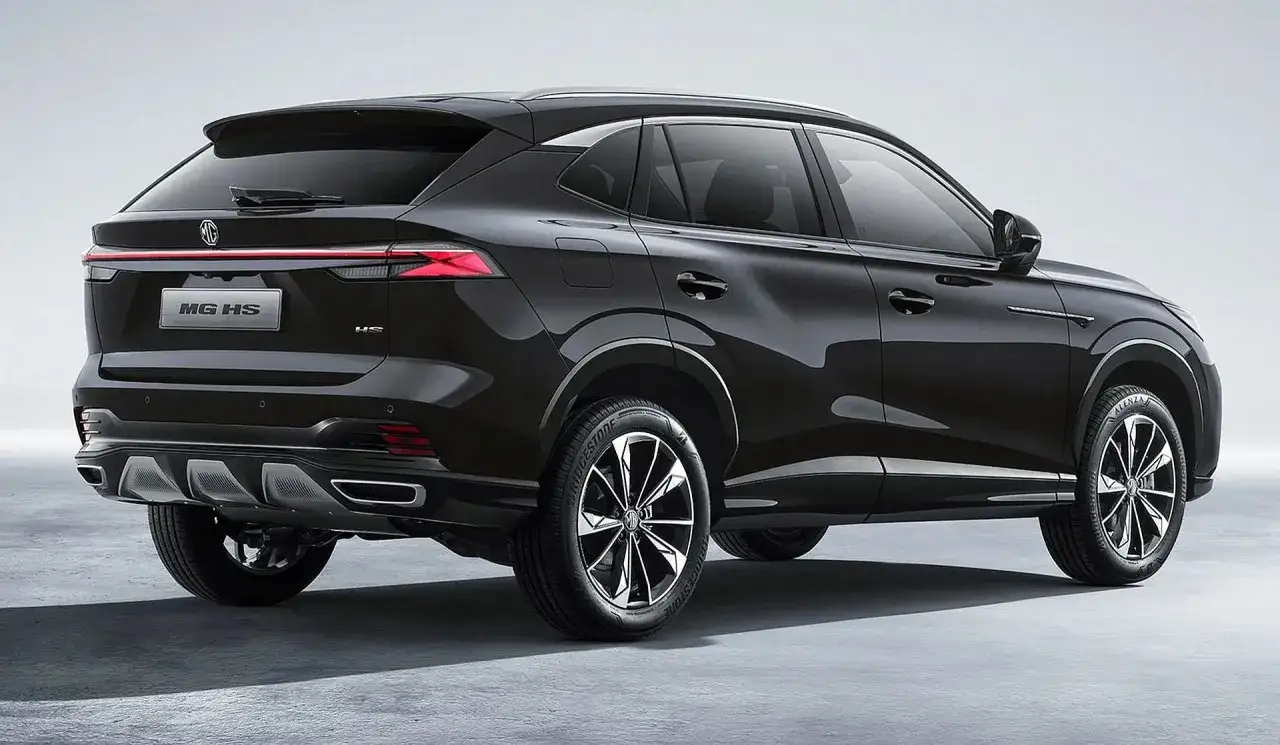 Elegancki, czarny auto MG SUV z charakterystycznym pasem świateł z tyłu.