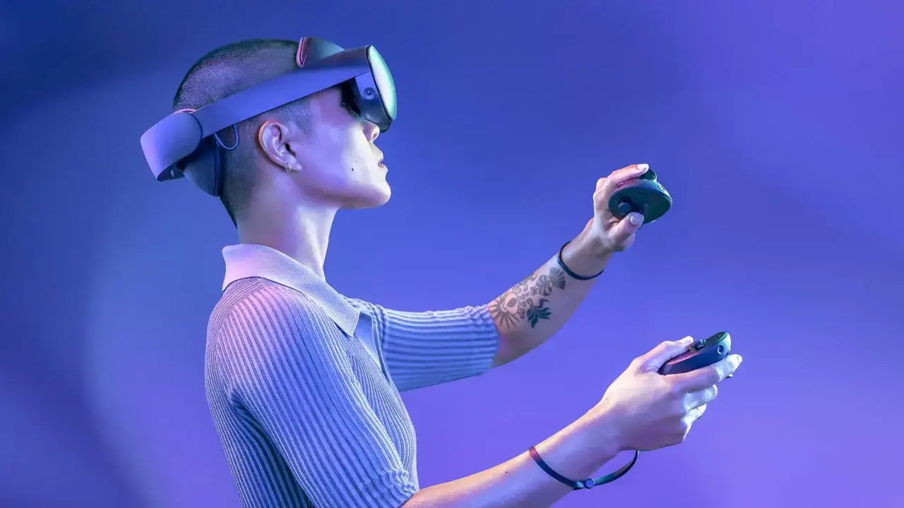 Osoba w goglach VR Meta Quest 4, trzymająca kontrolery, zanurza się w wirtualnym świecie.