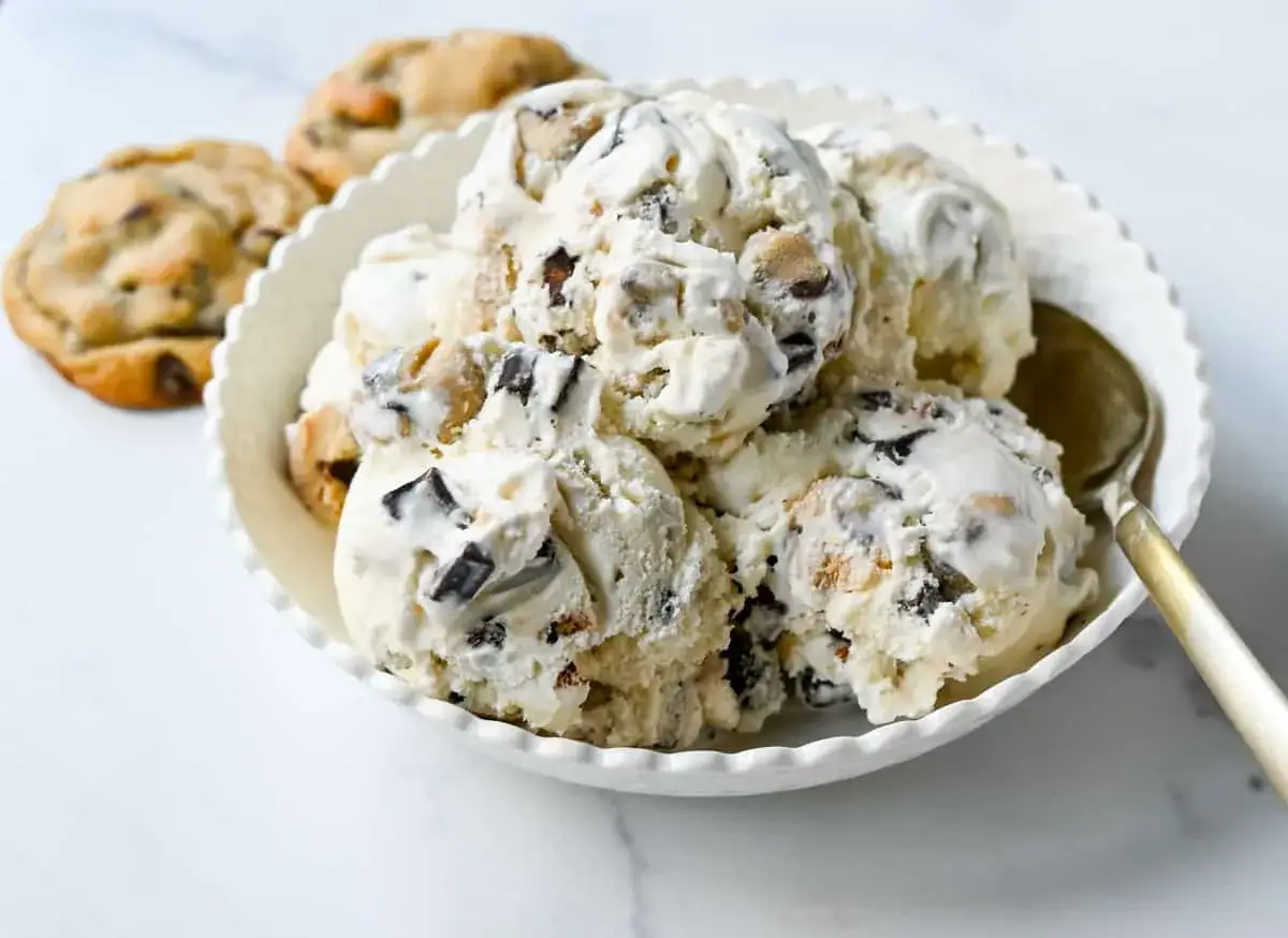 Cremiges Cookie Dough Eis mit Schokoladenst&uuml;ckchen in einer Sch&uuml;ssel, daneben zwei Kekse.