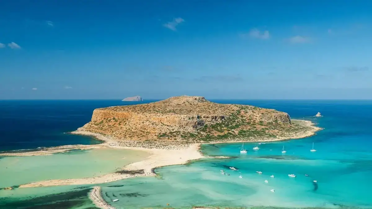 Balos na Krecie w październiku. Turkusowa laguna, piaszczysta plaża i skalista wyspa Gramvousa.